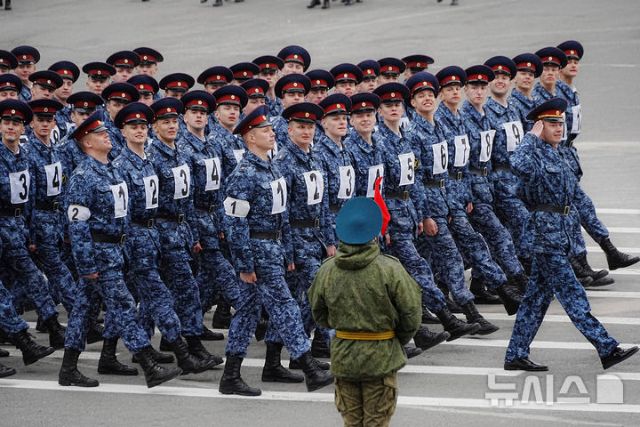[상트페테르부르크=AP/뉴시스] 22일(현지 시간) 러시아 상트페테르부르크 드보르초바야 광장에서 러시아 군인들이 제2차 세계대전 승리 80주년을 기념하는 전승절을 앞두고 군사 퍼레이드 예행 연습을 하고 있다. 러시아는 5월 9일을 옛 소련이 나치 독일에 승리한 것을 기념하는 전승절로 지정해 국경일로 기리고 있다. 2025.04.23.