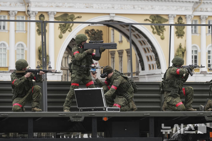 [상트페테르부르크=AP/뉴시스] 22일(현지 시간) 러시아 상트페테르부르크 드보르초바야 광장에서 러시아 군인들이 제2차 세계대전 승리 80주년을 기념하는 전승절을 앞두고 군사 퍼레이드 예행 연습을 하고 있다. 러시아는 5월 9일을 옛 소련이 나치 독일에 승리한 것을 기념하는 전승절로 지정해 국경일로 기리고 있다. 2025.04.23.