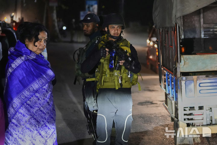 [파할감=AP/뉴시스] 사진은 지난 22일(현지 시간) 인도령 카슈미르 남부 파할감 인근 임시 검문소에서 관광객을 향해 무차별 총격이 발생한 뒤 한 인도군 병사가 경계에 나선 모습. 2025.04.22.