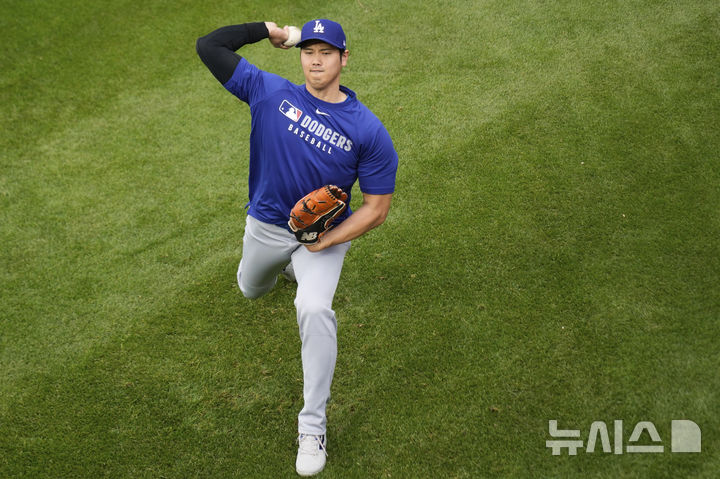 [시카고=AP/뉴시스] LA 다저스의 오타니 쇼헤이가 23일(한국 시간) 미국 일리노이주 시카고의 리글리 필드에서 벌어진 2025 메이저리그(MLB) 시카고 컵스와의 경기를 앞두고 캐치볼을 하고 있다. 2025.04.23