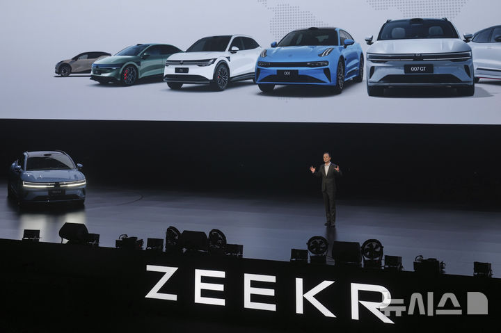 [상하이=AP/뉴시스] 중국 저장성 항저우에서 전기차 브랜드 지커의 신모델이 선보이고 있다. 자료사진. 2025.04.23