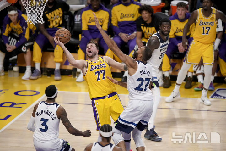 [로스앤젤레스=AP/뉴시스] 미국프로농구(NBA) 로스앤젤레스(LA) 레이커스의 루카 돈치치. 2025.04.22.