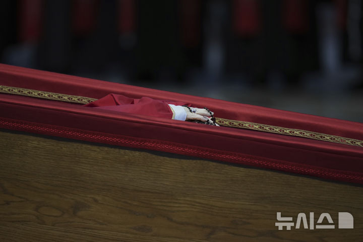 [바티칸시국=AP/뉴시스] 프란치스코 교황의 유해가 안치된 관이 23일(현지 시간) 바티칸 성베드로 대성당에 프란치스코 교황의 유해가 안치돼 있다. 2025.04.24.