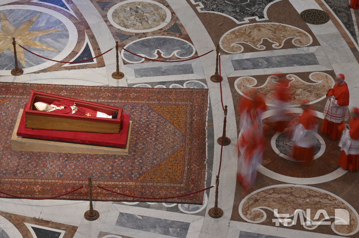 [바티칸시국=AP/뉴시스] 프란치스코 교황의 유해가 안치된 관이 23일(현지 시간) 바티칸 성베드로 대성당에 프란치스코 교황의 유해가 안치돼 있다. 2025.04.24.