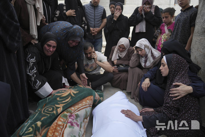 [AP/뉴시스] 23일 유피아 장례식 