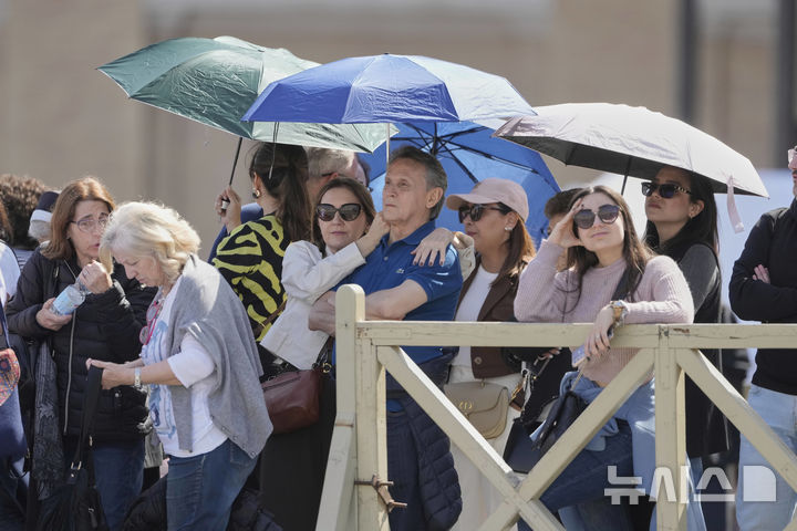 [바티칸시국=AP/뉴시스] 23일(현지 시간) 바티칸의 성 베드로 광장에서 신자들이 프란치스코 교황을 조문하기 위해 줄을 서고 있다. 프란치스코 교황의 시신은 사흘간 대성당에 안치돼 일반 신자들의 조문을 받는다. 2025.04.24.