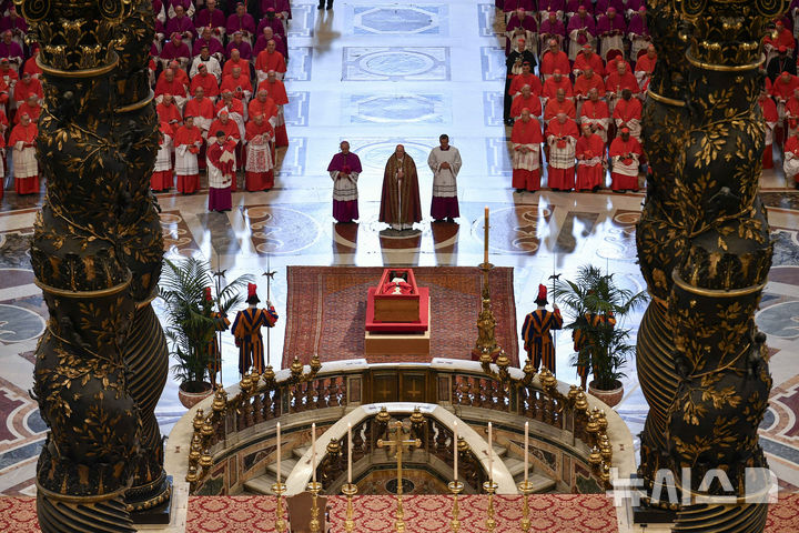 [바티칸시국=AP/뉴시스] 프란치스코 교황의 유해가 안치된 관이 23일(현지 시간) 바티칸 성베드로 대성당에 프란치스코 교황의 유해가 안치돼 있다. 2025.04.24.