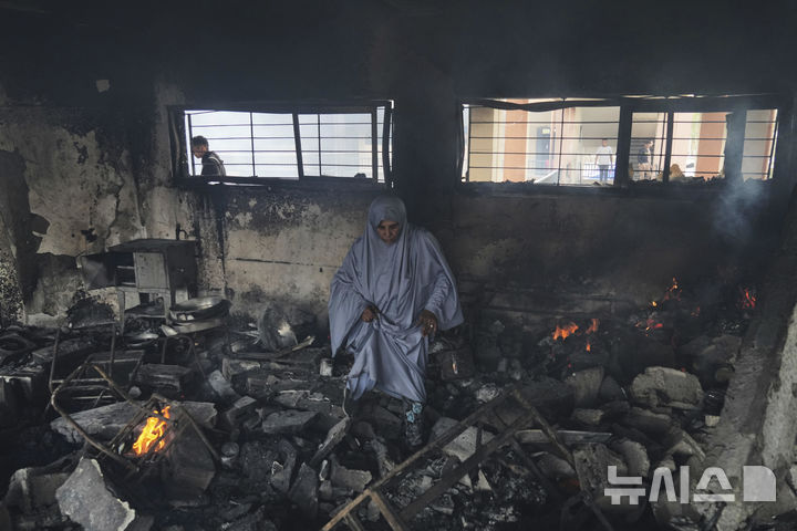 [AP/뉴시스] 23일 가자 지구 가자 시티의 유피아 학교가 이스라엘 공습을 맞아 완전히 부서졌다