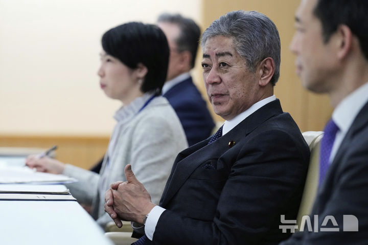 [도쿄=AP/뉴시스]이와야 다케시(岩屋毅) 일본 외무상은 27일 독일 본 여성박물관에 일본군 위안부를 상징하는 '평화의 소녀상'이 설치된 데 대해 유감이라는 입장을 밝혔다. 사진은 이와야 외무상이 지난 4월 23일 도쿄에서 이그나지오 카시스 스위스 연방 외무장관과 회담하는 모습. 2025.06.27.