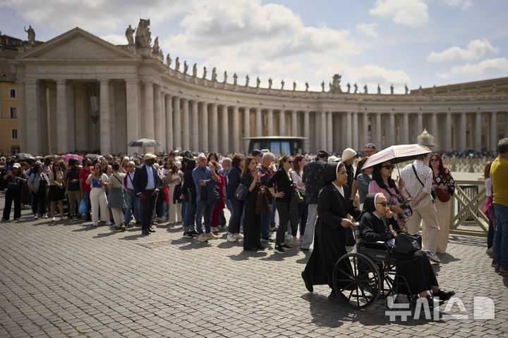 [바티칸시국=AP/뉴시스] 23일(현지 시간) 바티칸의 성 베드로 광장에서 신자들이 프란치스코 교황을 조문하기 위해 줄을 서고 있다. 프란치스코 교황의 시신은 사흘간 대성당에 안치돼 일반 신자들의 조문을 받는다. 2025.04.24.