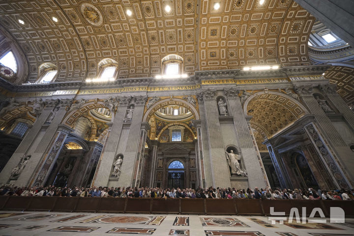 [바티칸시국=AP/뉴시스] 23일(현지 시간) 성베드로 대성당에서 조문객들이 프란치스코 교황을 조문하기 위해 줄을 서고 있다. 교황의 시신은 사흘간 대성당에 안치돼 일반 신자들의 조문을 받는다. 2025.04.24.