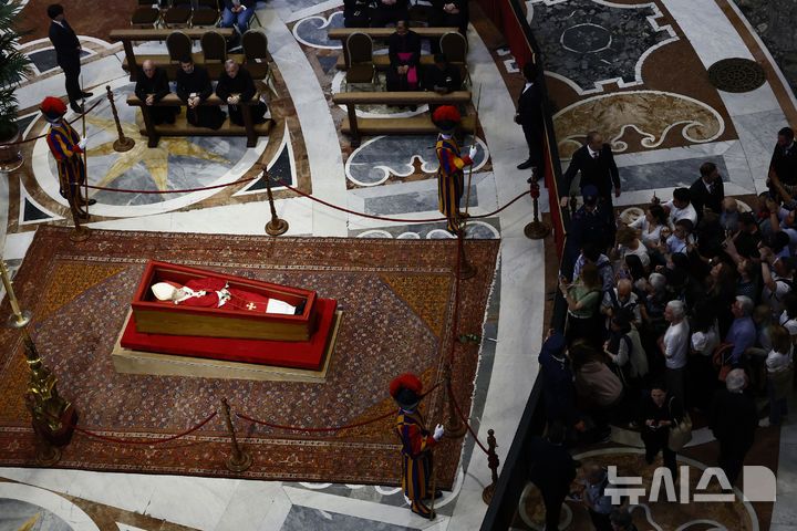 [바티칸시국=AP/뉴시스] 23일(현지 시간) 성베드로 대성당에서 조문객들이 프란치스코 교황을 조문하고 있다. 교황의 시신은 사흘간 대성당에 안치돼 일반 신자들의 조문을 받는다. 2025.04.24.