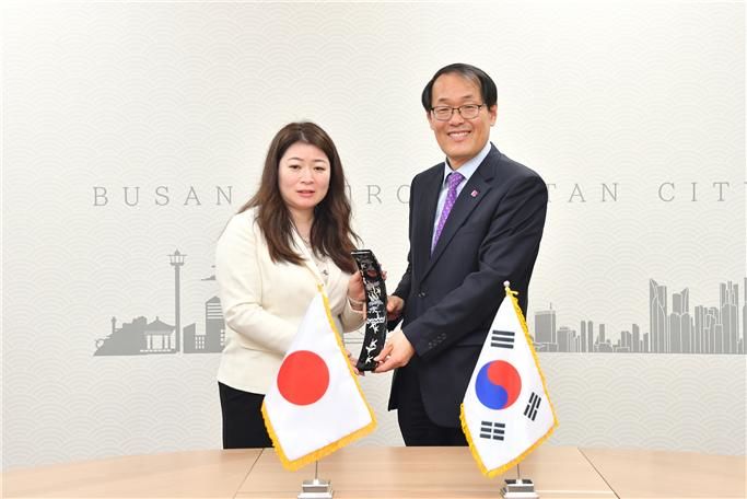 [부산=뉴시스] 이준승 부산시 행정부시장이 22일 오후 시청에서 바바 유코 일본 나가사키현 부지사(왼쪽)를 접견하고 있다.(사진=부산시 제공) 2025.04.23. photo@newsis.com *재판매 및 DB 금지