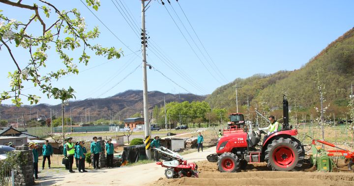 [안동=뉴시스] 산불 피해가 난 경북 청송의 한 밭에서 농작업을 하고 있는 농기계 안전전문관들. (사진=경북도 제공) 2025.04.23 photo@newsis.com *재판매 및 DB 금지