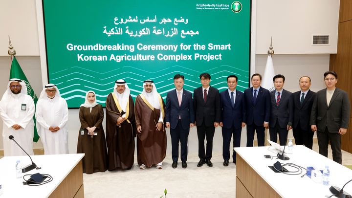 농심이 지난 21일(현지시간 기준) 사우디아라비아 리야드 국립농업연구센터에서 K-스마트팜 중동 수출 거점 조성을 위한 시범온실 착공식을 진행했다. (사진 왼쪽 4번째부터) 사우디 물환경농업부 알 압둘라티프 차관보, 알 무샤이티 차관, 박범수 농림축산식품부 차관, 문병준 주사우디아라비아 대한민국 대사 대리, 안호근 한국농업기술진흥원 원장, 황청용 농심 부사장.(사진=농심 제공) *재판매 및 DB 금지