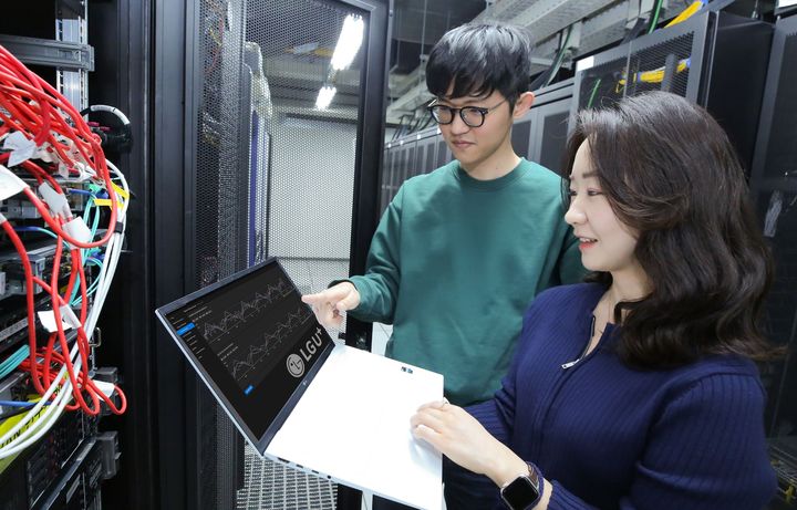 [서울=뉴시스] LG유플러스가 통신장비 제조업체 에릭슨과 인공지능(AI)으로 네트워크 장애를 예측하는 기술을 시연했다. (사진=LGU+ 제공) *재판매 및 DB 금지