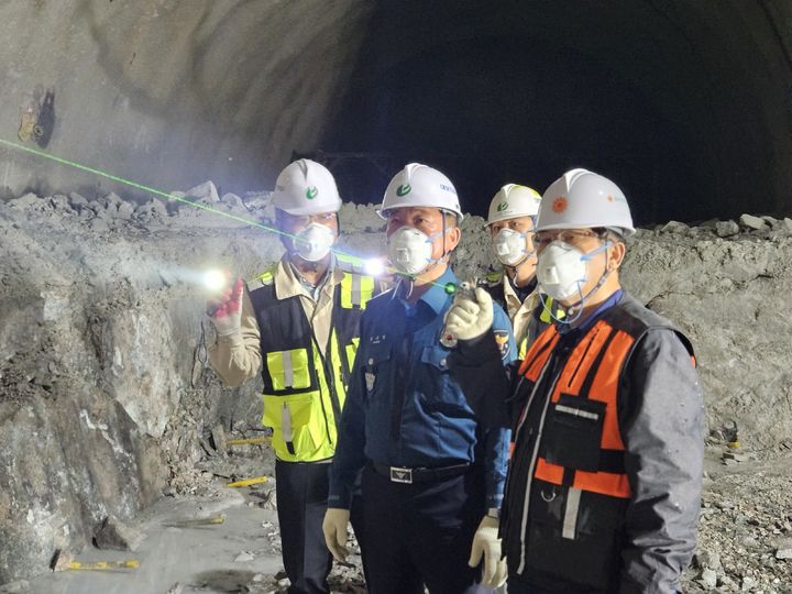 [수원=뉴시스] 인덕원∼동탄선 복선전철 건설현장 등 화약류 사용 건설현장 점검 모습. (사진=수원중부경찰서 제공) 2025.04.23. photo@newsis.com *재판매 및 DB 금지