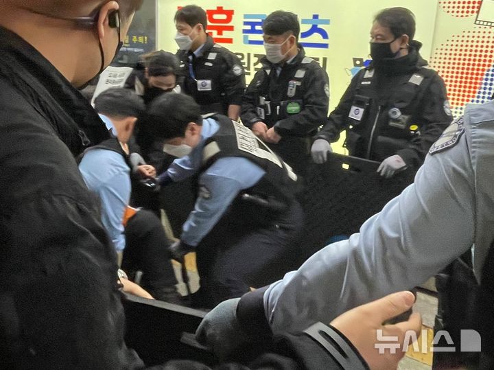[서울=뉴시스] 권도인 인턴기자 = 서울교통공사 관계자가 23일 오전 8시15분께 불법시위를 이유로 지하철보안관 등 6명을 동원해 이형숙 전국장애인차별철폐연대(전장연) 상임공동대표를 서울 지하철 4호선 혜화역 승강장에서 끌어내고 있다. 혜화역에서 시위를 이어가고 있는 전장연 시위대는 이틀 연속으로 강제퇴거당했다. 2025.04.23. photo@newsis.com