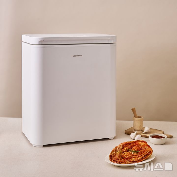 [서울=뉴시스] '락앤락 김치냉장고 50ℓ'. (사진= 락앤락 제공)