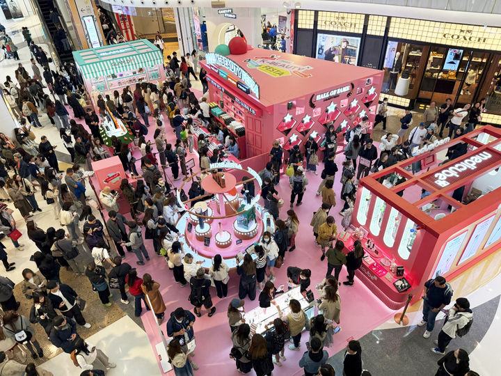 [서울=뉴시스] 에이피알이 지난달 홍콩 몽콕 지역의 대형 쇼핑센터 '모코몰(Moko Mall)'에서 진행한 팝업 스토어에 행사 기간 누적 약 5만 명이 방문했다고 23일 밝혔다. (사진=에이피알 제공) *재판매 및 DB 금지