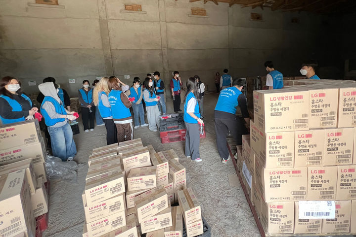 [무안=뉴시스]외국인 계절근로자 생필품 지원. (사진=전남도 제공) 2025.04.23. photo@newsis.com *재판매 및 DB 금지