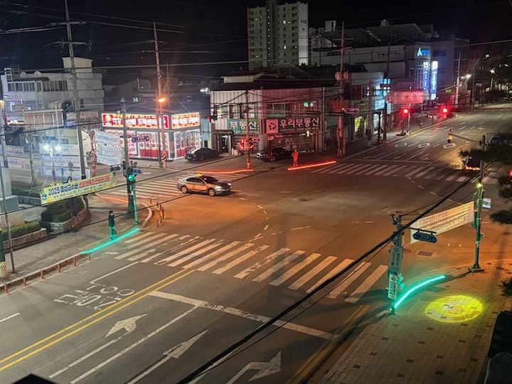 [음성=뉴시스] 충북 음성군 음성읍에 조성된 스마트횡단보도. (사진=음성군 제공) photo@newsis.com *재판매 및 DB 금지