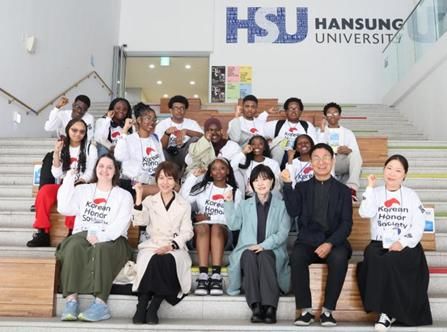 미국 데모크라시 프렙 학생들이 한성대를 방문해 기념 사진을 촬영하고 있다. (사진=한성대 제공) *재판매 및 DB 금지