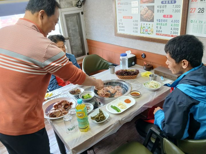 [산청=뉴시스] 산엔청복지관 생일·외식 지원사업 (사진=산청군 제공) 2025. 04. 23. photo@newsis.com *재판매 및 DB 금지