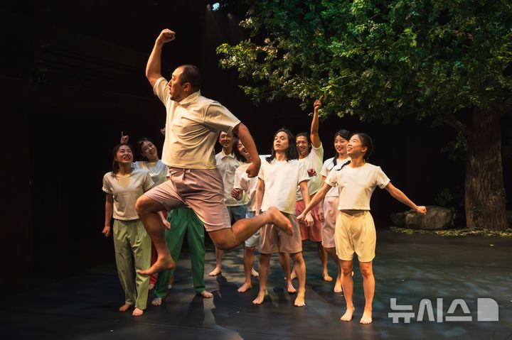 [서울=뉴시스]지난해 초연한 어린이 무용 '얍! 얍! 얍!' 공연의 한 장면 (사진=국립현대무용단 제공) 