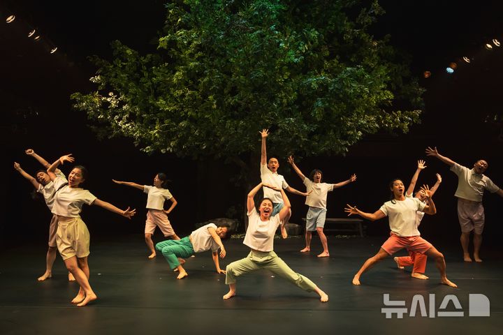 [서울=뉴시스]지난해 초연한 어린이 무용 '얍! 얍! 얍!' 공연의 한 장면 (사진=국립현대무용단 제공) 