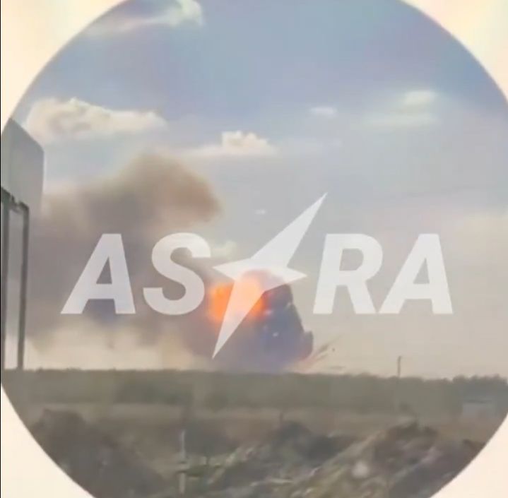 [서울=뉴시스] 22일(현지 시간) 러시아 블라디미르주 영내 군수품 창고에서 대규모 폭발이 발생해 비상사태가 선포됐다. 이 곳은 러시아 최대 무기고 중 한 곳으로 알려졌다. 사진은 러시아 매체 '아스트라' 소셜미디어 X(엑스)에 올라온 영상. *재배포 및 DB 금지. 2025.,04.23.