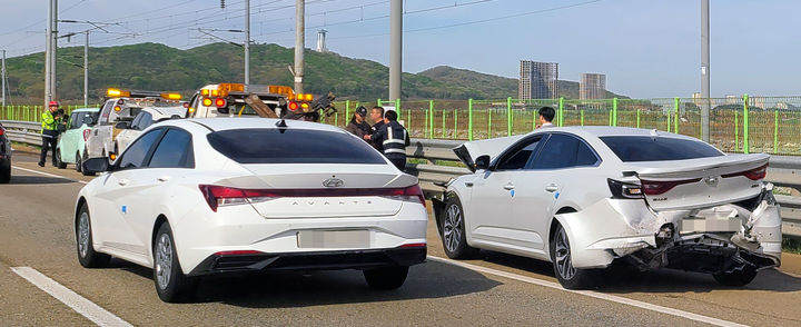 [서울=뉴시스] 23일 오전 8시10분께 인천공항고속도로 인천공항방향 9.2㎞ 지점에서 4중 추돌사고가 발생해 경찰이 발생했다. 2025.04.23. (사진=독자 제공) photo@newsis.com *재판매 및 DB 금지