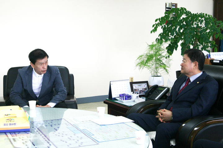 [음성=뉴시스] 충북 음성군전통시장상인연합회 이병옥(왼쪽) 회장이 음성군의회 김영호 의장에게 음성·진천 통합 반대 의견을 전달하고 있다. (사진=음성군전통시장상인연합회 제공) photo@newsis.com *재판매 및 DB 금지