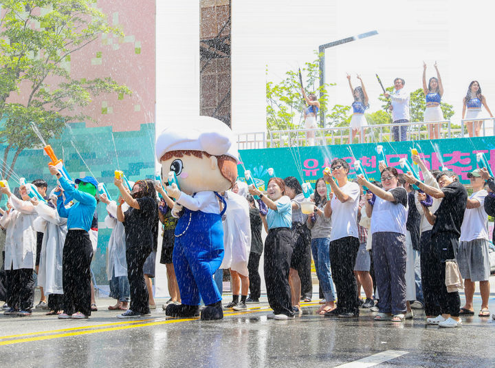 [대전=뉴시스] 대전 유성온천문화축제의 '온천수 물총 스플래쉬' 이벤트 *재판매 및 DB 금지