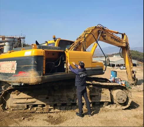 [울산=뉴시스] 울산시는 지난 22일 오후 8시부터 오후 11시까지 남구지역 일대에서 구·군과 합동으로 체납 차량에 대한 야간 번호판 영치를 했다고 23일 밝혔다. (사진= 울산시 제공) 2025.04.23.photo@newsis.com *재판매 및 DB 금지