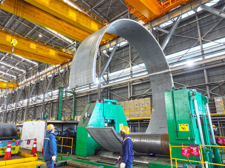 [고성(경남)=뉴시스] 신정철 기자= SK오션플랜트가 경남 고성군 소재 야드 내 조립공장에서 이승철 대표이사와 릭 반 헬레몬트 펭미아오1 패키지 매니저 등 주요 관계자들이 참석한 가운데 프로젝트 착공식을 가졌다고 23일 밝혔다. 사진은 495MW 규모의 대만 펭미아오1 해상풍력발전단지에 공급할 하부구조물의 기초 기자재인 후육강관을 제작 모습.(사진=SK오션플랜트 제공).2025.04.23. photo@newsis.com *재판매 및 DB 금지