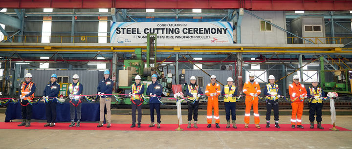 [고성(경남)=뉴시스] 신정철 기자= SK오션플랜트가 경남 고성군 소재 야드 내 조립공장에서 이승철 대표이사와 릭 반 헬레몬트 펭미아오1 패키지 매니저 등 주요 관계자들이 참석한 가운데 프로젝트 착공식을 가졌다고 23일 밝혔다. 사진은 착공식 모습.(사진=SK오션플랜트 제공).2025.04.23. photo@newsis.com *재판매 및 DB 금지