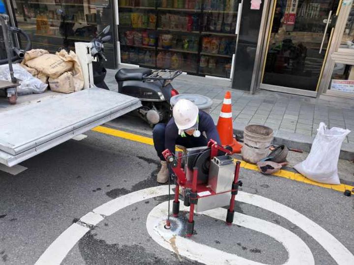 [서울=뉴시스] 공동규모 확인을 위해 내시경 촬영을 하는 모습. 2025.04.23 (사진 제공=성동구청) photo@newsis.com *재판매 및 DB 금지