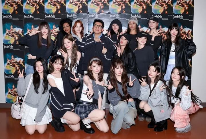 [서울=뉴시스] 방시혁 하이브(HYBE) 의장이 걸그룹 르세라핌, 아일릿, 캣츠아이 멤버들과 단체 사진을 찍었다. (사진=방시혁 인스타그램 캡처) 2025.04.23. photo@newsis.com  *재판매 및 DB 금지
