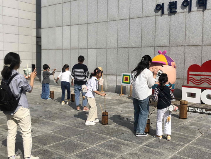 [밀양=뉴시스] 밀양시립박물관에서 어린이박물관 전통놀이 체험이 열리고 있다. (사진=밀양시 제공) 2025.04.23. photo@newsis.com *재판매 및 DB 금지