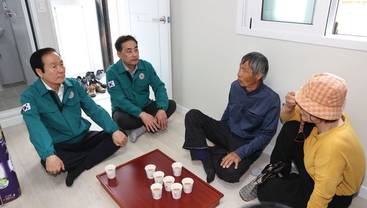  [의성=뉴시스] 김주수 의성군수, 박형진 의성군 관광복지국장이 임시주택에 입주한 산불피해 이재민들과 대화하고 있다. (사진=의성군 제공) 2025.04.23. photo@newsis.com *재판매 및 DB 금지