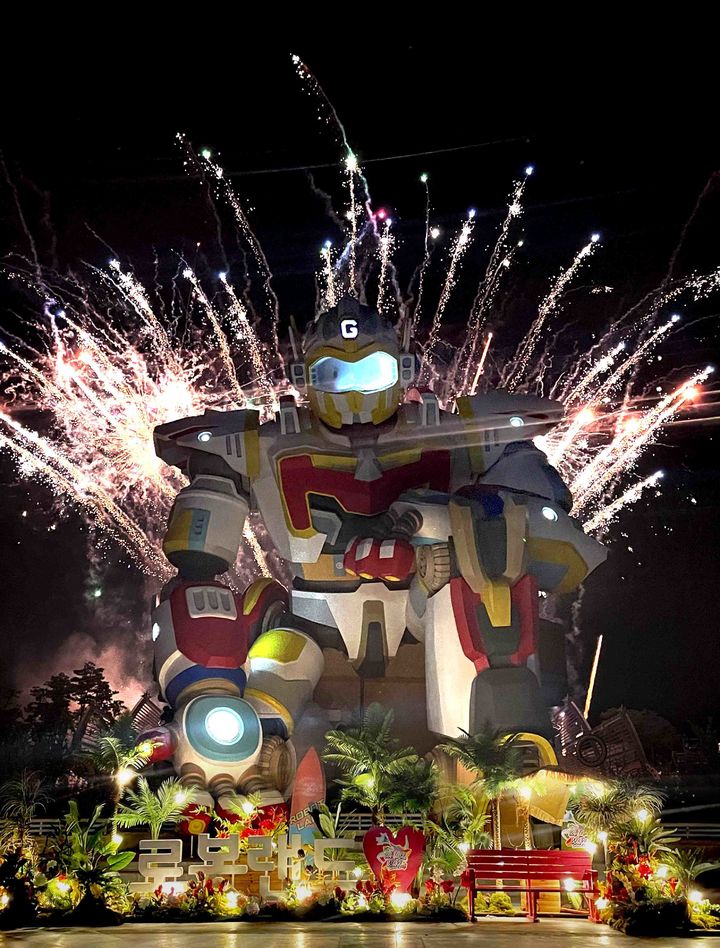 [창원=뉴시스]경남 마산로봇랜드 불꽃쇼.(사진=경남도 제공) *재판매 및 DB 금지