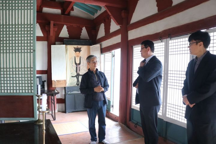 [대전=뉴시스]대전지방보훈청이 22일 광복 80주년을 맞아 독립운동 관련 현충시설인 문충사에 대한 실태 점검을 실시했다.(사진=대전지방보훈청 제공) 2025.04.23. photo@newsis.com *재판매 및 DB 금지