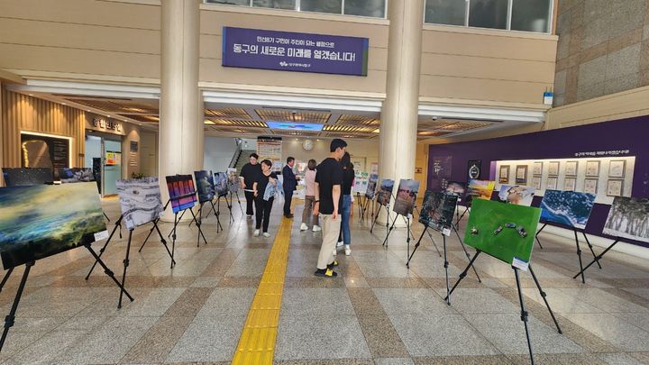 [대구=뉴시스] 대구 동구는 24일부터 25일까지 구청 1층 로비에서 기상기후 사진 전시회를 개최한다. (사진=대구 동구 제공) 2025.04.23. photo@newsis.com *재판매 및 DB 금지