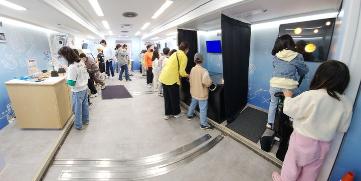 [진주=뉴시스]경남과학교육원, 산청 덕산초에서 이동과학관 '알아보카' 운영.(사진=경남과학교육원 제공).2025.04.23.photo@newsis.com *재판매 및 DB 금지