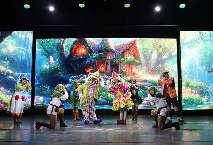 [부산=뉴시스] 롯데월드 어드벤처 부산에서 시즌 스테이지 쇼 '로리스 블루밍 파티'가 진행되고 있다. (사진=롯데월드 어드벤처 부산 제공) 2025.04.23. photo@newsis.com *재판매 및 DB 금지