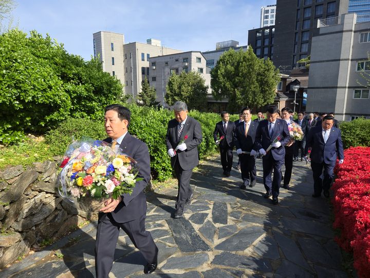 [서울=뉴시스] 23일 열린 한국 한국교회총연합 한국기독교 140주년 기념대회 중 양화진 외국인선교사묘원 헌화 (사진=한국교회총연합 제공) 2025.04.23. photo@newsis.com *재판매 및 DB 금지