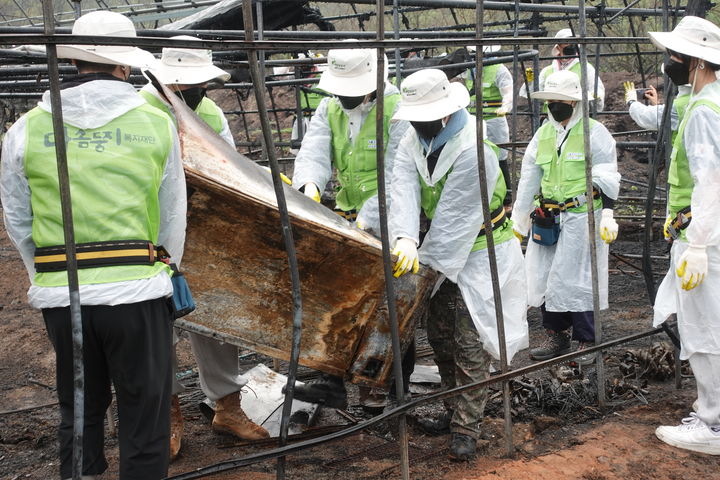 [세종=뉴시스] 농림축산식품부는 농촌 주거개선 봉사단체 '다솜둥지복지재단'과 손잡고 최근 산불 피해를 입은 경북 농촌지역 복구 봉사활동에 나섰다고 23일 밝혔다. 사진은 이번 봉사활동은 지난 22일 경북 의성군 단촌면 후촌리에서 이뤄진 봉사활동 모습. (사진=농식품부 제공) 2025.04.23. photo@newsis.com *재판매 및 DB 금지