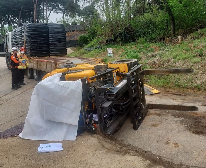 [정읍=뉴시스] 23일 오전 10시49분께 전북 정읍시 소성면에서 트럭에 실리던 지게차가 전도돼 도로 위에 넘어져 있다. (사진=전북도소방본부 제공) 2025.04.23. photo@newsis.com *재판매 및 DB 금지