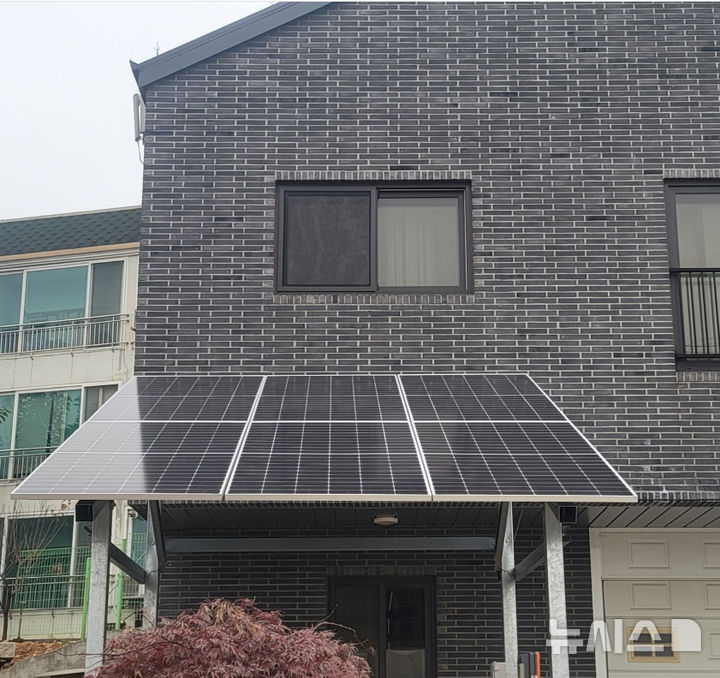 [화성=뉴시스]3㎾급 태양광 설비를 설치한 단독주택 모습.(사진=화성시 제공)2025.04.23.photo@newsis.com